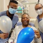 Pelé Instagram - Toda forma de trabalho honesto merece gratidão e respeito. Porém, cuidar das outras pessoas é quase divino. Ser um profissional da saúde é dedicar a vida para buscar conhecimento e praticar a solidariedade. Quando estamos vulneráveis, nos tornamos mais humanos e precisamos de mais carinho. Neste momento, encontrar ajuda é como receber um abraço de Deus. Somos gratos a todos os médicos, enfermeiros, técnicos de enfermagem, fisioterapeutas, nutricionistas, psicólogos e funcionários do @hosp_einstein. Para lembrarmos dos bons momentos, compartilhamos aqui o Rei sendo feliz com vocês. . Every form of honest work deserves gratitude and respect. However, caring for other people is almost divine. Being a health professional means dedicating your life to seeking knowledge and practicing solidarity. When we are vulnerable, we become more humane and we need more affection. Right now, finding help is like getting a hug from God. We are grateful to all the doctors, nurses, nurse technicians, physiotherapists, nutritionists, psychologists and employees of the Hospital Albert Einstein. To recall the good memories, we want to share some moments of Pelé’s full of joy with health professionals.