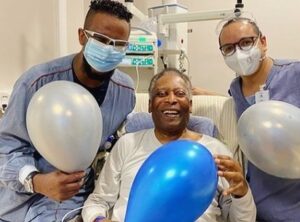 Pelé Instagram - Toda forma de trabalho honesto merece gratidão e respeito. Porém, cuidar das outras pessoas é quase divino. Ser um profissional da saúde é dedicar a vida para buscar conhecimento e praticar a solidariedade. Quando estamos vulneráveis, nos tornamos mais humanos e precisamos de mais carinho. Neste momento, encontrar ajuda é como receber um abraço de Deus. Somos gratos a todos os médicos, enfermeiros, técnicos de enfermagem, fisioterapeutas, nutricionistas, psicólogos e funcionários do @hosp_einstein. Para lembrarmos dos bons momentos, compartilhamos aqui o Rei sendo feliz com vocês. 
.
Every form of honest work deserves gratitude and respect. However, caring for other people is almost divine. Being a health professional means dedicating your life to seeking knowledge and practicing solidarity. When we are vulnerable, we become more humane and we need more affection. Right now, finding help is like getting a hug from God. We are grateful to all the doctors, nurses, nurse technicians, physiotherapists, nutritionists, psychologists and employees of the Hospital Albert Einstein. To recall the good memories, we want to share some moments of Pelé’s full of joy with health professionals.