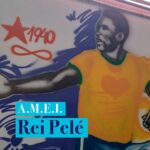 Pelé Instagram - Uma das grandes missões de vida do Rei era criar um futuro melhor para as nossas crianças. Ele certamente ficaria emocionado em ver a escola AMEI Rei Pelé, em São Vicente - SP, decorada inteiramente em sua homenagem. Com educação, esporte e amor podemos mudar o mundo. A inauguração contou com a presença do prefeito e da primeira dama de São Vicente, Kayo e Thaynã Amado, da vice prefeita, Sandra Conti, da Secretária de Educação de São Vicente, Nívea Marsili, da câmara de vereadores da cidade, do deputado estadual Caio França, do Secretário Executivo do Estado de São Paulo, Vinícius Neiva, do Vice-Presidente da Federação Paulista de Futebol e Campeão Mundial pela Seleção, Mauro Silva, do CEO da Sports 10 e manager do Rei Pelé, Joe Fraga, e da Torcida Jovem do Santos FC. . One of Pelé’s greatest missions in life was to create a better future for our children. He would certainly be over the moon to see the AMEI Rei Pelé school, decorated entirely in his honour. With education, sport and love, we can change the world. The inauguration was attended by the Mayor and the first lady of São Vicente, Kayo e Thaynã Amado, the Deputy Mayor, Sandra Conti, the Secretary of Education of São Vicente, Nívea Marsili, members of the city council, State Representative Caio França, the Executive Secretary of the State of São Paulo, Vinícius Neiva, the Vice-President of the São Paulo Football Federation and World Champion with the Brazilian National Team, Mauro Silva, the CEO of Sports 10 Rei Pelé’s manager, Joe Fraga, and Santos FC Torcida Jovem.