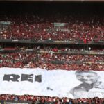 Pelé Instagram - Hoje, lembramos a homenagem prestada pela CBF ao Rei antes do pontapé inicial da Supercopa do Brasil. Palmeiras e Flamengo também prestaram uma homenagem à sua maneira, protagonizando um verdadeiro espetáculo do futebol. Nós, da Fundação Pelé, queremos agradecer à CBF, ao presidente Ednaldo Rodrigues, e aos dois clubes pelo carinho e pela homenagem, além de todos os fãs que mantém sua memória viva a cada ida ao estádio. Momentos como esse nos mostram que o legado do Rei será eternamente lembrado e celebrado, principalmente quando podemos ver suas filhas, Flávia e Kely, carregando parte dele. . Today, we remember the tribute paid by CBF to O Rei before the Supercopa do Brasil kickoff. Palmeiras and Flamengo also paid tribute in their own way, performing in a truly amazing soccer match. We, at the Pelé Foundation, would like to thank CBF, to president Ednaldo Rodrigues, and the two clubs for their affection and tribute, and all of his fans, who keep his memory alive everytime they go to a stadium. Moments like this show us that Pelé's legacy will be forever remembered and celebrated, especially when we can see his daughters, Flávia and Kely, carrying part of it.