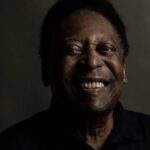 Pelé Instagram - Carta aberta sobre o meu sonho A vida é oportunidade. O que fazemos com ela cabe a cada um de nós. Acertamos e erramos. Na vitória, recebemos a celebração. Na derrota, o aprendizado. A vida sempre é generosa e oferece novos recomeços. A cada dia que passa, iniciamos um novo caminho. E neste ciclo, alimentamos sonhos que nunca morrem, independente dos tropeços da jornada. Isso serve para todo mundo, mas quando o seu sonho é ser jogador de futebol, as oportunidades são muito mais raras e os sonhos muito mais longínquos. Já os tropeços não são mais doloridos que o da vida de ninguém. Porém, são julgados por muito mais pessoas, não acha? E, para ser justo, as vitórias são muito mais celebradas também. Apesar da dor que estamos sentindo com a nossa eliminação na Copa do Mundo, eu peço aos brasileiros que se lembrem do que nos trouxe até as cinco primeiras estrelas que temos no peito. É o amor que nos move. Eu não sei o que nos faz sermos tão loucos por futebol. Se é o amor pela união de amizades verdadeiras em torno do esporte, pelo grito do gol ou por esquecer de todos os problemas que enfrentamos, mesmo que seja por apenas 90 minutos. Talvez o amor pelo combate à pobreza, à fome e às drogas, que o futebol assume em tantas comunidades que formam um país tão imenso. São muitas as virtudes do esporte mais bonito. Ainda mais aqui no Brasil. Não importa o motivo. O que importa é que essa torcida nos uniu, em um momento que precisávamos tanto de união. E meu sonho é que este sentimento entre nós e pelo nosso país não seja apenas passageiro. Este objetivo pode parecer impossível. Porém, quando eu era garoto, eu tive outro sonho que também parecia: vencer a Copa do Mundo para o meu pai. Falando em sonhos, não pensem que os sonhos dos nossos atletas acabaram. Eu sei que eles ainda sonham com a sexta estrela, assim como eu sonhava quando era um menino. A nossa conquista foi apenas adiada. Aos meus amigos atletas e comissão técnica da Seleção, eu deixo a minha admiração, solidariedade e amor. A todos os brasileiros, eu desejo que a união e o amor que nos une no esporte transcenda para a vida inteira. O sonho é de todos nós. Amor, amor e amor.