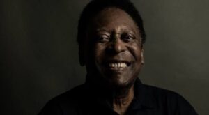 Pelé Instagram - Carta aberta sobre o meu sonho 

A vida é oportunidade. O que fazemos com ela cabe a cada um de nós.  Acertamos e erramos. Na vitória, recebemos a celebração. Na derrota,  o aprendizado. A vida sempre é generosa e oferece novos recomeços. A cada dia que passa, iniciamos um novo caminho. E neste ciclo, alimentamos sonhos que nunca morrem, independente dos tropeços da jornada. 

Isso serve para todo mundo, mas quando o seu sonho é ser jogador de futebol, as oportunidades são muito mais raras e os sonhos muito mais longínquos. Já os tropeços não são mais doloridos que o da vida de ninguém. Porém, são julgados por muito mais pessoas, não acha? E, para ser justo, as vitórias são muito mais celebradas também. 

Apesar da dor que estamos sentindo com a nossa eliminação na Copa do Mundo, eu peço aos brasileiros que se lembrem do que nos trouxe até as cinco primeiras estrelas que temos no peito. É o amor que nos move. 

Eu não sei o que nos faz sermos tão loucos por futebol. Se é o amor pela união de amizades verdadeiras em torno do esporte, pelo grito do gol ou por esquecer de todos os problemas que enfrentamos, mesmo que seja por apenas 90 minutos. Talvez o amor pelo combate à pobreza, à fome e às drogas, que o futebol assume em tantas comunidades que formam um país tão imenso. São muitas as virtudes do esporte mais bonito. Ainda mais aqui no Brasil.

Não importa o motivo. O que importa é que essa torcida nos uniu, em um momento que precisávamos tanto de união. E meu sonho é que este sentimento entre nós e pelo nosso país não seja apenas passageiro. Este objetivo pode parecer impossível. Porém, quando eu era garoto, eu tive outro sonho que também parecia: vencer a Copa do Mundo para o meu pai.

Falando em sonhos, não pensem que os sonhos dos nossos atletas acabaram. Eu sei que eles ainda sonham com a sexta estrela, assim como eu sonhava quando era um menino. A nossa conquista foi apenas adiada. 

Aos meus amigos atletas e comissão técnica da Seleção, eu deixo a minha admiração, solidariedade e amor. A todos os brasileiros, eu desejo que a união e o amor que nos une no esporte transcenda para a vida inteira. O sonho é de todos nós. Amor, amor e amor.