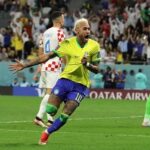 Pelé Instagram - Eu te vi crescer, torci por você todos os dias e finalmente posso lhe parabenizar por igualar meu número de gols com a Seleção Brasileira. Nós dois sabemos que isso é muito mais do que um número. O nosso maior dever, como atletas, é inspirar. Inspirar nossos colegas de profissão de hoje, as próximas gerações e, acima de tudo, inspirar todos que amam o nosso esporte. Infelizmente o dia não é o mais feliz para nós, mas você sempre será a fonte de inspiração que muitos almejam se tornar. Eu aprendi que quanto mais o tempo passa, mais o nosso legado cresce. Meu recorde foi estabelecido há quase 50 anos, e ninguém tinha conseguido se aproximar dele até agora. Você chegou lá, garoto. Isso valoriza a grandeza da sua conquista, @neymarjr.  Porém, você sabe, assim como eu, que nenhum número é maior que a alegria de representar nosso país. Tenho 82 anos, e depois de tanto tempo, espero ter lhe inspirado de alguma forma para chegar tão longe. Mais que isso, espero que a sua conquista contagie as milhões de pessoas que te seguem a desafiarem o que parece impossível. O seu legado está longe de chegar ao fim. Continue nos inspirando. Eu continuarei dando socos no ar de felicidade com cada gol que você fizer, como fiz em todas as partidas que vi você em campo.