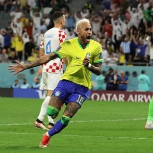 Pelé Instagram - Eu te vi crescer, torci por você todos os dias e finalmente posso lhe parabenizar por igualar meu número de gols com a Seleção Brasileira.  Nós dois sabemos que isso é muito mais do que um número. O nosso maior dever, como atletas, é inspirar. Inspirar nossos colegas de profissão de hoje, as próximas gerações e, acima de tudo, inspirar todos que amam o nosso esporte. 

Infelizmente o dia não é o mais feliz para nós, mas você sempre será a fonte de inspiração que muitos almejam se tornar. Eu aprendi que quanto mais o tempo passa, mais o nosso legado cresce. Meu recorde foi estabelecido há quase 50 anos, e ninguém tinha conseguido se aproximar dele até agora. Você chegou lá, garoto. Isso valoriza a grandeza da sua conquista, @neymarjr. 
 Porém, você sabe, assim como eu, que nenhum número é maior que a alegria de representar nosso país. Tenho 82 anos, e depois de tanto tempo, espero ter lhe inspirado de alguma forma para chegar tão longe. Mais que isso, espero que a sua conquista contagie as milhões de pessoas que te seguem a desafiarem o que parece impossível. 

O seu legado está longe de chegar ao fim. Continue nos inspirando. Eu continuarei dando socos no ar de felicidade com cada gol que você fizer, como fiz em todas as partidas que vi você em campo.