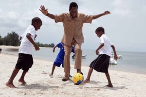 Pelé Instagram - Eu espero que vocês estejam gostando de assistir os jogos da Copa do Mundo tanto quanto eu. Eu sou apaixonado por futebol e amo o quanto ele ajuda a empoderar crianças através da diversão, trabalho em equipe e criatividade. Esta é a razão pela qual eu comecei a Fundação Pelé e hoje estou animado de poder contar para vocês estamos anunciando os vencedores do primeiro Prêmio Três Corações, que honram um jogador, uma ONG e uma inspiração. Os vencedores contribuem para causas filantrópicas e impactam a sociedade através do apoio e empoderamento de crianças por esforços educacionais, de saúde e contra a vulnerabilidade social.

É um grande prazer anunciar que os vencedores deste ano são @grassrootsoccer , por sua liderança na promoção de saúde dos adolescentes nos últimos 20 anos; @cristiano , por sua excelência nos campos e fora deles, num esforço interminável pelas crianças; e a @globalempowermentmission , por seu trabalho excepcional ajudando refugiados ucranianos.

Como hoje é Giving Tuesday, juntem-se a mim celebrando os vencedores por seu incrível trabalho com futebol que muda o mundo!
-
Hello from Brazil! I hope you're all enjoying watching the games at the World Cup as much as I am. I love fútbol so deeply and I also love it for how it helps and empowers children through fun, teamwork, and creativity. That's the reason why I started Pelé Foundation and why I'm delighted to announce that we are establishing our first ever Three Hearts Awards, which will recognize a player, non profit organization and an inspiration annually, who has had a significant contribution, commitment to philanthropy, and community impact that aids and empowers children through educational, anti-poverty or health efforts.

It’s my pleasure to announce this years honorees will be @grassrootsoccer  for their leadership in adolescent health over the past 20 years, @cristiano for his excellence on and off the field highlighted by his endless commitment to children’s causes, and @globalempowermentmission, for their inspirational work helping Ukrainian refugees.

As today is Giving Tuesday, join me in celebrating this year’s honorees for their amazing work using fútbol to change the world!