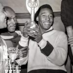 Pelé Instagram - Eu era apenas uma criança em 1958, mas me lembro como se fosse ontem. Sempre foi minha maior honra representar o Brasil, mas fazer isso na maior competição do planeta, marcar gols importantes e eventualmente levantar o troféu… foi um sonho realizado! Minha coleção oficial do @rootsoffight acaba de adicionar este novo moletom azul, inspirado nas camisas azuis que usamos na final de 1958! Confira em rootsoffight.com e use o código BLACKFRIDAY10 para 10% de desconto extra em tudo. #RootsofFight #KnowYourRoots . I was only a kid back in 1958 but I remember it like it was yesterday. It’s always been my greatest honour to represent Brasil but to do it so in the biggest competition on the planet, score important goals and eventually lift the trophy… it was a dream come true! My official @rootsoffight collection has just added this new blue sweatsuit, inspired by the blue jerseys we wore in the 1958 final! Check it out at rootsoffight.com and use code BLACKFRIDAY10 for an extra 10% off everything. #RootsofFight #KnowYourRoots