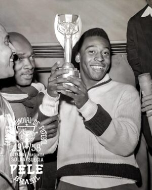 Pelé Instagram - Eu era apenas uma criança em 1958, mas me lembro como se fosse ontem. Sempre foi minha maior honra representar o Brasil, mas fazer isso na maior competição do planeta, marcar gols importantes e eventualmente levantar o troféu… foi um sonho realizado!

Minha coleção oficial do @rootsoffight acaba de adicionar este novo moletom azul, inspirado nas camisas azuis que usamos na final de 1958!

Confira em rootsoffight.com e use o código BLACKFRIDAY10 para 10% de desconto extra em tudo.

#RootsofFight #KnowYourRoots
.
I was only a kid back in 1958 but I remember it like it was yesterday. It’s always been my greatest honour to represent Brasil but to do it so in the biggest competition on the planet, score important goals and eventually lift the trophy… it was a dream come true!

My official @rootsoffight collection has just added this new blue sweatsuit, inspired by the blue jerseys we wore in the 1958 final!

Check it out at rootsoffight.com and use code BLACKFRIDAY10 for an extra 10% off everything.

#RootsofFight #KnowYourRoots
