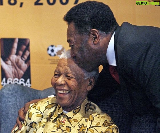 Pelé Instagram - Nesta semana, o mundo completou 10 anos sem Nelson Mandela. A Pelé Foundation expressa seu amor e gratidão pela existência de um ser humano tão impactante na vida de tantas pessoas. Desejamos que seus ensinamentos, sua integridade e trajetória sejam lembrados pelas futuras gerações. Em toda a sua vida, Rei Pelé foi um grande admirador e amigo de “Madiba”. Nossos ídolos não ficam vivos para sempre, mas seus legados permanecem. Preservar essas memórias é um dever de cada um de nós. . This week, the world completed 10 years without Nelson Mandela. The Pelé Foundation expresses its love and gratitude for the existence of a human being so impactful in the lives of so many people. We hope that his teachings, his integrity and trajectory are remembered by future generations. Throughout his life, King Pelé was a great admirer and friend of “Madiba”. Our idols don’t stay alive forever, but their legacies remain. Preserving these memories is the duty of each of us.