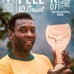 Pelé Instagram - Ontem o maior e melhor evento do mundo começou e estou animado para ver como toda a emoção se desenrola no próximo mês. Hoje também é outro dia emocionante, pois finalmente posso compartilhar meu novo @rootsoffight Stadium Jacket! Esta jaqueta de estádio premium foi inspirada no sucesso inesquecível daquele time do Brasil de 1970. Que honra foi jogar com esses ícones. Estas peças são edição limitada, então vá rápido para garantir a sua. Além disso, peça agora e você ganha um gorro Pelé grátis. É hora de comemorar! Quem você acha que será o campeão mundial deste ano? #RootsofFight #KnowYourRoots . Yesterday, the biggest and best event in the world began and I am excited to see how all the drama and excitement unfolds over the next month. Today marks another exciting day as I finally get to share my new @rootsoffight Stadium Jacket bundle! This premium stadium jacket was inspired by the unforgettable success of that 1970 Brasil team. What an honour it was to play with those icons. These are Ltd Edition so move fast to secure yours. Plus order now and you get a free Pelé beanie. It’s time to celebrate! Who do you think will be this years World Champions? #RootsofFight #KnowYourRoots