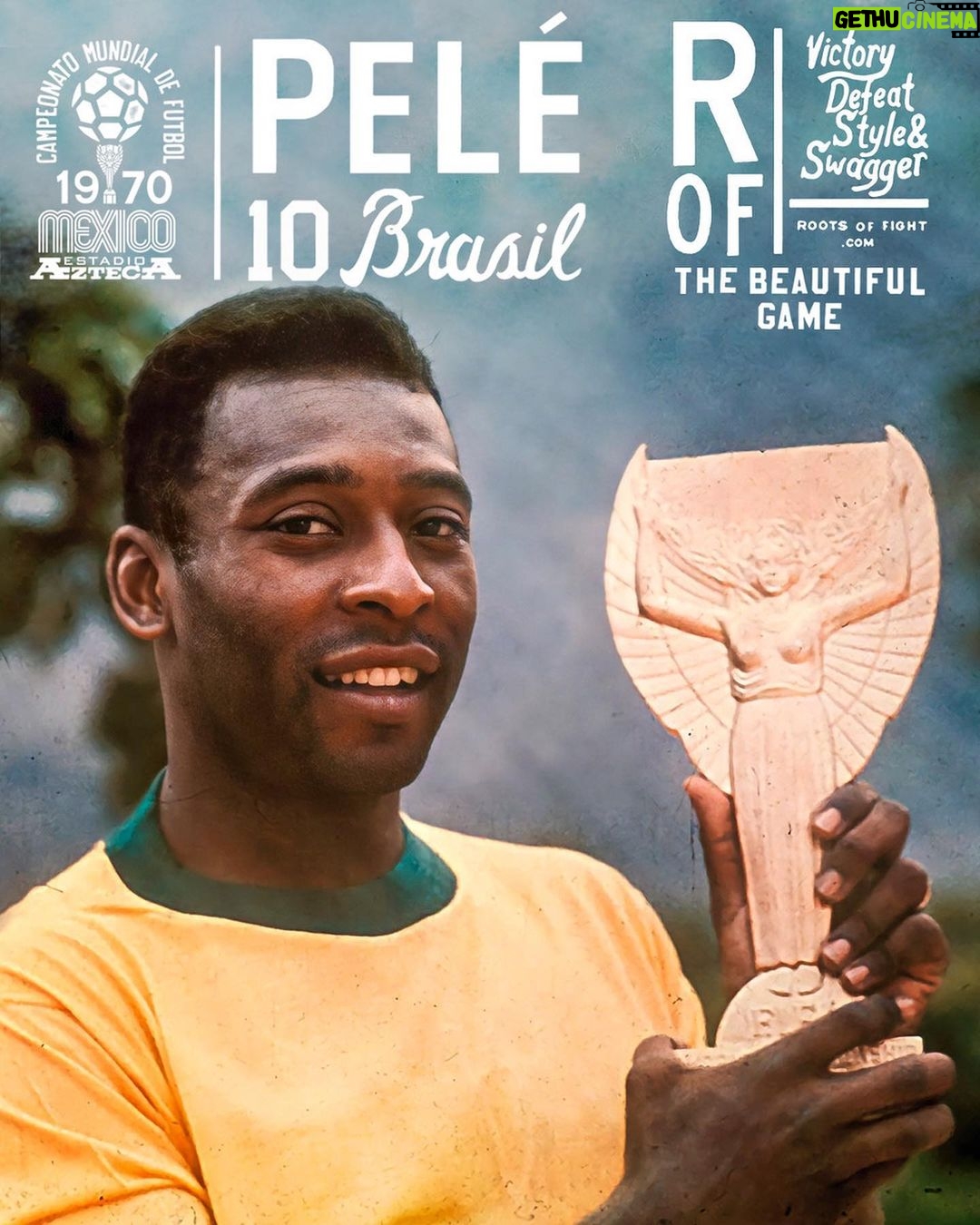 Pelé Instagram - Ontem o maior e melhor evento do mundo começou e estou animado para ver como toda a emoção se desenrola no próximo mês. Hoje também é outro dia emocionante, pois finalmente posso compartilhar meu novo @rootsoffight Stadium Jacket! Esta jaqueta de estádio premium foi inspirada no sucesso inesquecível daquele time do Brasil de 1970. Que honra foi jogar com esses ícones. Estas peças são edição limitada, então vá rápido para garantir a sua. Além disso, peça agora e você ganha um gorro Pelé grátis. É hora de comemorar! Quem você acha que será o campeão mundial deste ano? #RootsofFight #KnowYourRoots . Yesterday, the biggest and best event in the world began and I am excited to see how all the drama and excitement unfolds over the next month. Today marks another exciting day as I finally get to share my new @rootsoffight Stadium Jacket bundle! This premium stadium jacket was inspired by the unforgettable success of that 1970 Brasil team. What an honour it was to play with those icons. These are Ltd Edition so move fast to secure yours. Plus order now and you get a free Pelé beanie. It’s time to celebrate! Who do you think will be this years World Champions? #RootsofFight #KnowYourRoots