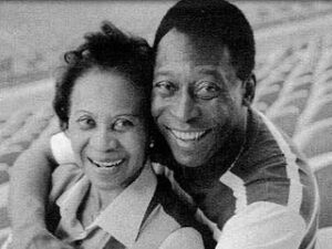 Pelé Instagram - Hoje, celebramos 100 anos de vida da Dona Celeste. Desde criancinha, ela me ensinou o valor do amor e da paz. Eu tenho muito mais de uma centena de motivos para agradecer por ser o seu filho. Compartilho essas fotos com vocês, com muita emoção por celebrar este dia. Obrigado por todos os dias ao seu lado, mãe.
.

Today, we celebrate 100 years of Dona Celeste's life. From a young age, she taught me the value of love and peace. I have well over a hundred reasons to be thankful for being her son. I share these photos with you, with great emotion to celebrate this day. Thank you for every day by your side, Mom.