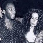 Pelé Instagram - É com grande pesar que recebo a notícia que faleceu uma das maiores cantoras do Brasil, a minha grande amiga, Gal Costa. Ela se despede fazendo o que sempre amou fazer: cantar. Como diz uma das músicas que eu mais gosto de ouvir, que ela interpretou tão bem… Por isso uma força a levava a cantar. Por isso aquela força estranha. Por isso ela cantava e não podia parar. Por isso, aquela voz tamanha, que nunca deixará de ecoar em nossos corações. . It is with great sadness that I receive the news that one of the greatest singers in Brazil, my friend, Gal Costa, has passed away. She says goodbye doing what she always loved to do: singing. That's why a force drove her to sing. That's why she sang and couldn't stop. That's why that voice will never stop echoing in our hearts.