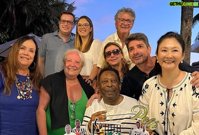 Pelé Instagram - Depois de tanto tempo que ficamos sem contato, em razão da pandemia, é ótimo receber o abraço da família e dos amigos. Deixo para vocês alguns registros do meu aniversário, pois a felicidade sempre deve ser compartilhada. . After so long that we were out of contact, due to the pandemic, it's great to receive the hug from family and friends. I leave you some records of my birthday, because happiness must always be shared.