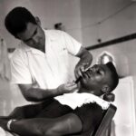 Pelé Instagram - Eu sei que hoje fazer a barba em casa é uma das coisas mais práticas do mundo, mas ainda adoro a experiência de ir no barbeiro à moda tradicional. . I know that nowadays shaving at home is one of the most practical things in the world, but I still love the experience of going to the barbershop in the old fashioned way.