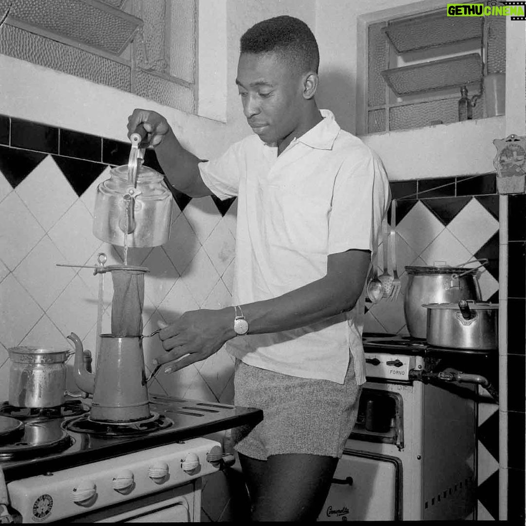 Pelé Instagram - Para nós, brasileiros, o café é uma bebida quase sagrada. Alguém aceita um cafézinho? . For us Brazilians, coffee is an almost sacred drink. Does anyone want some cafézinho?