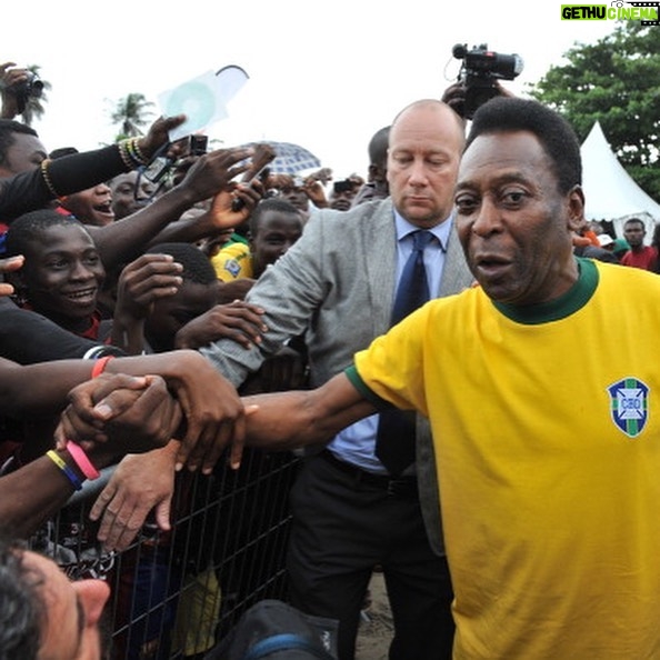 Pelé Instagram - Hoje completam-se três meses que Edson se despediu de nós. Preferimos lembrar dele fazendo o que mais amava: solidariedade. Aqui vão algumas fotos do Rei Pelé construindo a fundação que hoje continua seus trabalhos, em respeito ao seu legado. . Today marks three months since Edson said goodbye to us. We prefer to remember him doing what he loved most: solidarity. Here are some photos of King Pelé building the foundation that today continues its work in respect of his legacy.