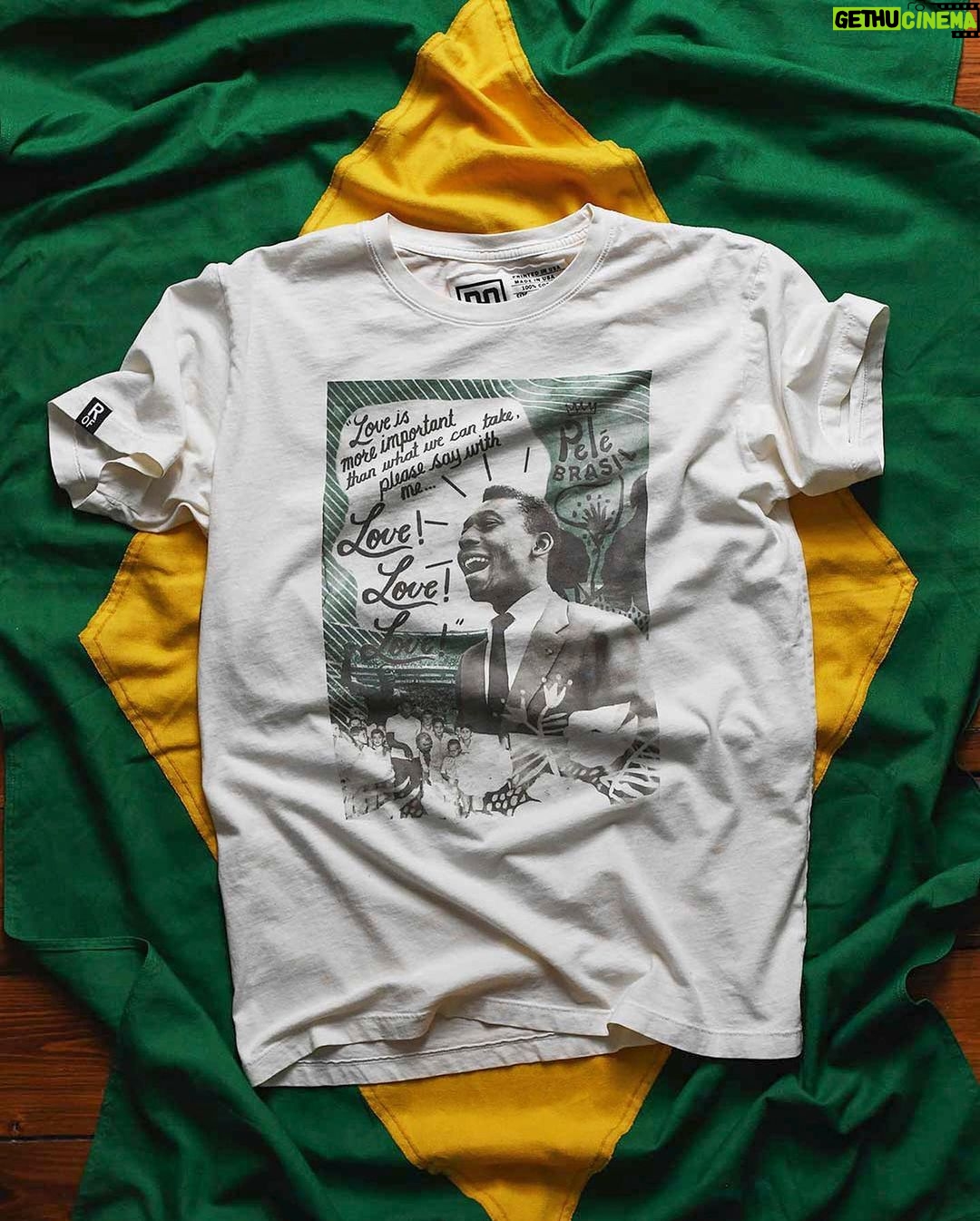 Pelé Instagram - "O amor é a coisa mais importante que podemos receber na vida. Digam comigo: "Amor! Amor! Amor!" Nenhum atleta individual significou mais para o mundo que o Pelé. Cresceu no Brasil como uma criança pobre. Na adolescência, se tornou um atleta profissional. Aí veio a Copa do Mundo. Viajou o mundo e espalhou gentileza e grandiosidade, tanto nos campos quanto no seu ativismo. No fim de sua vida, era rico, mas não de bens materiais. Rico de amor. Esse era o lema do Pelé. Amor! Amor! Amor! Isso é o que o tornou o maior. Junto de nossos parceiros @rootsoffight, honramos o Rei com uma nova coleção, que celebra sua vida e legado. Todos royalties vão para a Fundação Pelé para honrar e manter o trabalho da vida do Rei, ajudar a tornar o mundo um lugar melhor. Saiba mais em pele10.org e compre na rootsoffight.com. #Pelé #10 #RoostofFight #KnowYourRoots . “Love is more important than what we can take. Say it with me — “Love! Love! Love!” No singular athlete has meant more to the world than Pelé. As a child growing up in Brasil, he was poor. By the time he was a teenager he was a professional. Then came the World Cup. He traveled the globe and spread good will, both through his play on the pitch and through activism off it. At the end he was rich, yet not with material things. With love. That was Pelé's message. Love! Love! Love! That’s what fueled his greatness. Along with our partners @rootsoffight, we pay tribute to the King with this new collection celebrating his life and legacy. All royalties go to the Pelé Foundation to honor and help continue his life's work, helping to make the world a better place. Learn more at pele10.org and shop at rootsoffight.com. #Pelé #10 #RootsofFight #KnowYourRoots