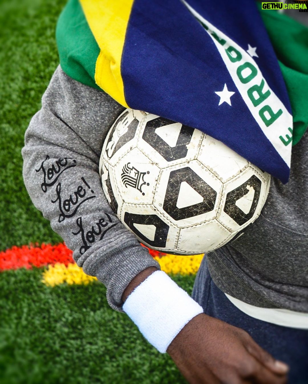 Pelé Instagram - "O amor é a coisa mais importante que podemos receber na vida. Digam comigo: "Amor! Amor! Amor!" Nenhum atleta individual significou mais para o mundo que o Pelé. Cresceu no Brasil como uma criança pobre. Na adolescência, se tornou um atleta profissional. Aí veio a Copa do Mundo. Viajou o mundo e espalhou gentileza e grandiosidade, tanto nos campos quanto no seu ativismo. No fim de sua vida, era rico, mas não de bens materiais. Rico de amor. Esse era o lema do Pelé. Amor! Amor! Amor! Isso é o que o tornou o maior. Junto de nossos parceiros @rootsoffight, honramos o Rei com uma nova coleção, que celebra sua vida e legado. Todos royalties vão para a Fundação Pelé para honrar e manter o trabalho da vida do Rei, ajudar a tornar o mundo um lugar melhor. Saiba mais em pele10.org e compre na rootsoffight.com. #Pelé #10 #RoostofFight #KnowYourRoots . “Love is more important than what we can take. Say it with me — “Love! Love! Love!” No singular athlete has meant more to the world than Pelé. As a child growing up in Brasil, he was poor. By the time he was a teenager he was a professional. Then came the World Cup. He traveled the globe and spread good will, both through his play on the pitch and through activism off it. At the end he was rich, yet not with material things. With love. That was Pelé's message. Love! Love! Love! That’s what fueled his greatness. Along with our partners @rootsoffight, we pay tribute to the King with this new collection celebrating his life and legacy. All royalties go to the Pelé Foundation to honor and help continue his life's work, helping to make the world a better place. Learn more at pele10.org and shop at rootsoffight.com. #Pelé #10 #RootsofFight #KnowYourRoots