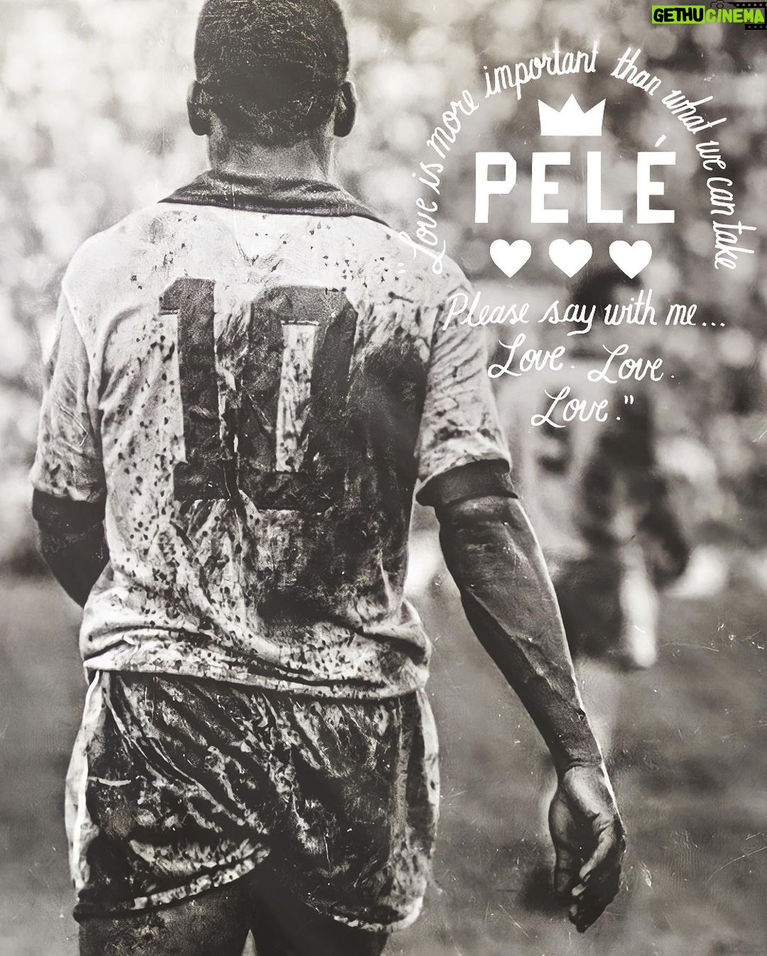 Pelé Instagram - "O amor é a coisa mais importante que podemos receber na vida. Digam comigo: "Amor! Amor! Amor!" Nenhum atleta individual significou mais para o mundo que o Pelé. Cresceu no Brasil como uma criança pobre. Na adolescência, se tornou um atleta profissional. Aí veio a Copa do Mundo. Viajou o mundo e espalhou gentileza e grandiosidade, tanto nos campos quanto no seu ativismo. No fim de sua vida, era rico, mas não de bens materiais. Rico de amor. Esse era o lema do Pelé. Amor! Amor! Amor! Isso é o que o tornou o maior. Junto de nossos parceiros @rootsoffight, honramos o Rei com uma nova coleção, que celebra sua vida e legado. Todos royalties vão para a Fundação Pelé para honrar e manter o trabalho da vida do Rei, ajudar a tornar o mundo um lugar melhor. Saiba mais em pele10.org e compre na rootsoffight.com. #Pelé #10 #RoostofFight #KnowYourRoots . “Love is more important than what we can take. Say it with me — “Love! Love! Love!” No singular athlete has meant more to the world than Pelé. As a child growing up in Brasil, he was poor. By the time he was a teenager he was a professional. Then came the World Cup. He traveled the globe and spread good will, both through his play on the pitch and through activism off it. At the end he was rich, yet not with material things. With love. That was Pelé's message. Love! Love! Love! That’s what fueled his greatness. Along with our partners @rootsoffight, we pay tribute to the King with this new collection celebrating his life and legacy. All royalties go to the Pelé Foundation to honor and help continue his life's work, helping to make the world a better place. Learn more at pele10.org and shop at rootsoffight.com. #Pelé #10 #RootsofFight #KnowYourRoots