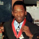 Pelé Instagram – Pelé acumulou honrarias ao redor do mundo, incluindo o título de Cavaleiro do Império Britânico em 1997, que é equivalente ao título de Sir, normalmente concedido apenas a pessoas nascidas na Grã-Bretanha. Ele recebeu essa honra diretamente das mãos da Rainha Elizabeth II.
.
Pelé accumulated honors around the world, including the title of Knight of the British Empire in 1997, which is equivalent to the title of Sir, usually granted only to individuals born in Great Britain. He received this honor directly from the hands of Queen Elizabeth II.