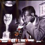 Pelé Instagram - Hoje a @fifa promoveu uma homenagem maravilhosa ao nosso Rei. Revivemos momentos inesquecíveis, em que a história de Pelé ajuda a escrever a história do esporte. Nos emocionamos ao lembrar do futebol brasileiro que encantou o mundo inteiro. Recordamos de como um menino negro não driblava apenas adversários, mas também ao preconceito. Lembramos como este garoto, que apenas queria conquistar uma Copa do Mundo para seu pai, fez isso três vezes, e acabou inspirando as futuras gerações a entenderem que o que há de mais motivador no esporte é o amor. A Pelé Foundation agradece a todos pela preservação deste legado, que não impactou apenas ao esporte, mas a toda sociedade. Compartilhar essas memórias é o que faz Pelé ser o que ele sempre será… Eterno. Obrigado ao @gianni_infantino, @ronaldo, Jairzinho e @carlilloyd pelas lindas palavras. Também agradecemos a Márcia Aoki, que dividiu sua emoção e gratidão com todos os fãs do esporte, de forma tão generosa. Parabéns a @alexiaputellas e @leomessi, pelos prêmios de melhores jogadores do mundo em 2022. . Today @fifaworldcup promoted a wonderful tribute to our King. We relive unforgettable moments, in which Pelé's story helps to write the history of the sport. We are moved to remember the Brazilian football that enchanted the whole world. We remember how a black boy not only dribbled opponents, but also prejudice. We remember how this boy, who just wanted to win a World Cup for his father, did it three times, and ended up inspiring future generations to understand that the most motivating thing in sport is love. The Pelé Foundation thanks everyone for preserving this legacy, which has not only impacted sport, but society as a whole. Sharing those memories is what makes Pelé what he will always be… Eternal. Thanks to Gianni Infantino, Ronaldo, Jairzinho and Carli Lloyd for the beautiful words. And we also thank Márcia Aoki, who shared her emotion and gratitude with all the fans of the sport, so generously. Congratulations to Alexia Putellas and Lionel Messi for the 2022 World Player of the Year awards.