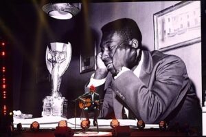 Pelé Instagram - Hoje a @fifa promoveu uma homenagem maravilhosa ao nosso Rei. Revivemos momentos inesquecíveis, em que a história de Pelé ajuda a escrever a história do esporte. Nos emocionamos ao lembrar do futebol brasileiro que encantou o mundo inteiro. Recordamos de como um menino negro não driblava apenas adversários, mas também ao preconceito. Lembramos como este garoto, que apenas queria conquistar uma Copa do Mundo para seu pai, fez isso três vezes, e acabou inspirando as futuras gerações a entenderem que o que há de mais motivador no esporte é o amor. 

A Pelé Foundation agradece a todos pela preservação deste legado, que não impactou apenas ao esporte, mas a toda sociedade. Compartilhar essas memórias é o que faz Pelé ser o que ele sempre será… Eterno. 

Obrigado ao @gianni_infantino, @ronaldo, Jairzinho e @carlilloyd pelas lindas palavras.  Também agradecemos a Márcia Aoki, que dividiu sua emoção e gratidão com todos os fãs do esporte, de forma tão generosa. Parabéns a @alexiaputellas e @leomessi, pelos prêmios de melhores jogadores do mundo em 2022.

.

Today @fifaworldcup promoted a wonderful tribute to our King. We relive unforgettable moments, in which Pelé's story helps to write the history of the sport. We are moved to remember the Brazilian football that enchanted the whole world. We remember how a black boy not only dribbled opponents, but also prejudice. We remember how this boy, who just wanted to win a World Cup for his father, did it three times, and ended up inspiring future generations to understand that the most motivating thing in sport is love.

The Pelé Foundation thanks everyone for preserving this legacy, which has not only impacted sport, but society as a whole. Sharing those memories is what makes Pelé what he will always be… Eternal.

Thanks to Gianni Infantino, Ronaldo, Jairzinho and Carli Lloyd for the beautiful words. And we also thank Márcia Aoki, who shared her emotion and gratitude with all the fans of the sport, so generously. Congratulations to Alexia Putellas and Lionel Messi for the 2022 World Player of the Year awards.