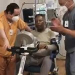Pelé Instagram - Toda forma de trabalho honesto merece gratidão e respeito. Porém, cuidar das outras pessoas é quase divino. Ser um profissional da saúde é dedicar a vida para buscar conhecimento e praticar a solidariedade. Quando estamos vulneráveis, nos tornamos mais humanos e precisamos de mais carinho. Neste momento, encontrar ajuda é como receber um abraço de Deus. Somos gratos a todos os médicos, enfermeiros, técnicos de enfermagem, fisioterapeutas, nutricionistas, psicólogos e funcionários do @hosp_einstein. Para lembrarmos dos bons momentos, compartilhamos aqui o Rei sendo feliz com vocês. . Every form of honest work deserves gratitude and respect. However, caring for other people is almost divine. Being a health professional means dedicating your life to seeking knowledge and practicing solidarity. When we are vulnerable, we become more humane and we need more affection. Right now, finding help is like getting a hug from God. We are grateful to all the doctors, nurses, nurse technicians, physiotherapists, nutritionists, psychologists and employees of the Hospital Albert Einstein. To recall the good memories, we want to share some moments of Pelé’s full of joy with health professionals.