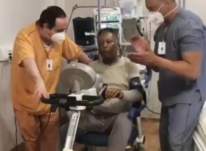 Pelé Instagram - Toda forma de trabalho honesto merece gratidão e respeito. Porém, cuidar das outras pessoas é quase divino. Ser um profissional da saúde é dedicar a vida para buscar conhecimento e praticar a solidariedade. Quando estamos vulneráveis, nos tornamos mais humanos e precisamos de mais carinho. Neste momento, encontrar ajuda é como receber um abraço de Deus. Somos gratos a todos os médicos, enfermeiros, técnicos de enfermagem, fisioterapeutas, nutricionistas, psicólogos e funcionários do @hosp_einstein. Para lembrarmos dos bons momentos, compartilhamos aqui o Rei sendo feliz com vocês. 
.
Every form of honest work deserves gratitude and respect. However, caring for other people is almost divine. Being a health professional means dedicating your life to seeking knowledge and practicing solidarity. When we are vulnerable, we become more humane and we need more affection. Right now, finding help is like getting a hug from God. We are grateful to all the doctors, nurses, nurse technicians, physiotherapists, nutritionists, psychologists and employees of the Hospital Albert Einstein. To recall the good memories, we want to share some moments of Pelé’s full of joy with health professionals.