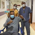 Pelé Instagram - Toda forma de trabalho honesto merece gratidão e respeito. Porém, cuidar das outras pessoas é quase divino. Ser um profissional da saúde é dedicar a vida para buscar conhecimento e praticar a solidariedade. Quando estamos vulneráveis, nos tornamos mais humanos e precisamos de mais carinho. Neste momento, encontrar ajuda é como receber um abraço de Deus. Somos gratos a todos os médicos, enfermeiros, técnicos de enfermagem, fisioterapeutas, nutricionistas, psicólogos e funcionários do @hosp_einstein. Para lembrarmos dos bons momentos, compartilhamos aqui o Rei sendo feliz com vocês. . Every form of honest work deserves gratitude and respect. However, caring for other people is almost divine. Being a health professional means dedicating your life to seeking knowledge and practicing solidarity. When we are vulnerable, we become more humane and we need more affection. Right now, finding help is like getting a hug from God. We are grateful to all the doctors, nurses, nurse technicians, physiotherapists, nutritionists, psychologists and employees of the Hospital Albert Einstein. To recall the good memories, we want to share some moments of Pelé’s full of joy with health professionals.