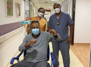 Pelé Instagram - Toda forma de trabalho honesto merece gratidão e respeito. Porém, cuidar das outras pessoas é quase divino. Ser um profissional da saúde é dedicar a vida para buscar conhecimento e praticar a solidariedade. Quando estamos vulneráveis, nos tornamos mais humanos e precisamos de mais carinho. Neste momento, encontrar ajuda é como receber um abraço de Deus. Somos gratos a todos os médicos, enfermeiros, técnicos de enfermagem, fisioterapeutas, nutricionistas, psicólogos e funcionários do @hosp_einstein. Para lembrarmos dos bons momentos, compartilhamos aqui o Rei sendo feliz com vocês. 
.
Every form of honest work deserves gratitude and respect. However, caring for other people is almost divine. Being a health professional means dedicating your life to seeking knowledge and practicing solidarity. When we are vulnerable, we become more humane and we need more affection. Right now, finding help is like getting a hug from God. We are grateful to all the doctors, nurses, nurse technicians, physiotherapists, nutritionists, psychologists and employees of the Hospital Albert Einstein. To recall the good memories, we want to share some moments of Pelé’s full of joy with health professionals.