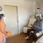 Pelé Instagram - Toda forma de trabalho honesto merece gratidão e respeito. Porém, cuidar das outras pessoas é quase divino. Ser um profissional da saúde é dedicar a vida para buscar conhecimento e praticar a solidariedade. Quando estamos vulneráveis, nos tornamos mais humanos e precisamos de mais carinho. Neste momento, encontrar ajuda é como receber um abraço de Deus. Somos gratos a todos os médicos, enfermeiros, técnicos de enfermagem, fisioterapeutas, nutricionistas, psicólogos e funcionários do @hosp_einstein. Para lembrarmos dos bons momentos, compartilhamos aqui o Rei sendo feliz com vocês. . Every form of honest work deserves gratitude and respect. However, caring for other people is almost divine. Being a health professional means dedicating your life to seeking knowledge and practicing solidarity. When we are vulnerable, we become more humane and we need more affection. Right now, finding help is like getting a hug from God. We are grateful to all the doctors, nurses, nurse technicians, physiotherapists, nutritionists, psychologists and employees of the Hospital Albert Einstein. To recall the good memories, we want to share some moments of Pelé’s full of joy with health professionals.