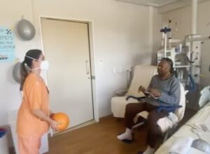 Pelé Instagram - Toda forma de trabalho honesto merece gratidão e respeito. Porém, cuidar das outras pessoas é quase divino. Ser um profissional da saúde é dedicar a vida para buscar conhecimento e praticar a solidariedade. Quando estamos vulneráveis, nos tornamos mais humanos e precisamos de mais carinho. Neste momento, encontrar ajuda é como receber um abraço de Deus. Somos gratos a todos os médicos, enfermeiros, técnicos de enfermagem, fisioterapeutas, nutricionistas, psicólogos e funcionários do @hosp_einstein. Para lembrarmos dos bons momentos, compartilhamos aqui o Rei sendo feliz com vocês. 
.
Every form of honest work deserves gratitude and respect. However, caring for other people is almost divine. Being a health professional means dedicating your life to seeking knowledge and practicing solidarity. When we are vulnerable, we become more humane and we need more affection. Right now, finding help is like getting a hug from God. We are grateful to all the doctors, nurses, nurse technicians, physiotherapists, nutritionists, psychologists and employees of the Hospital Albert Einstein. To recall the good memories, we want to share some moments of Pelé’s full of joy with health professionals.