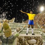 Pelé Instagram - Muitas risadas, felicidade, paz e harmonia. É o que Rei Pelé desejaria no Carnaval. Aproveitem a vida, com amor, amor e amor! Nas imagens, os dois últimos desfiles que homenagearam o Rei Pelé, em São Paulo e Rio de Janeiro. . Lots of joy, happiness, peace and harmony. It’s what King Pelé would want for Carnival. Enjoy life, with love, love and love! In the images, the last two parades that paid tribute to King Pelé, in São Paulo and Rio de Janeiro.