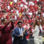 Pelé Instagram - Hoje, lembramos a homenagem prestada pela CBF ao Rei antes do pontapé inicial da Supercopa do Brasil. Palmeiras e Flamengo também prestaram uma homenagem à sua maneira, protagonizando um verdadeiro espetáculo do futebol. Nós, da Fundação Pelé, queremos agradecer à CBF, ao presidente Ednaldo Rodrigues, e aos dois clubes pelo carinho e pela homenagem, além de todos os fãs que mantém sua memória viva a cada ida ao estádio. Momentos como esse nos mostram que o legado do Rei será eternamente lembrado e celebrado, principalmente quando podemos ver suas filhas, Flávia e Kely, carregando parte dele. . Today, we remember the tribute paid by CBF to O Rei before the Supercopa do Brasil kickoff. Palmeiras and Flamengo also paid tribute in their own way, performing in a truly amazing soccer match. We, at the Pelé Foundation, would like to thank CBF, to president Ednaldo Rodrigues, and the two clubs for their affection and tribute, and all of his fans, who keep his memory alive everytime they go to a stadium. Moments like this show us that Pelé's legacy will be forever remembered and celebrated, especially when we can see his daughters, Flávia and Kely, carrying part of it.