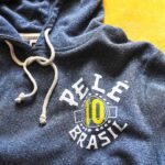 Pelé Instagram - Eu era apenas uma criança em 1958, mas me lembro como se fosse ontem. Sempre foi minha maior honra representar o Brasil, mas fazer isso na maior competição do planeta, marcar gols importantes e eventualmente levantar o troféu… foi um sonho realizado! Minha coleção oficial do @rootsoffight acaba de adicionar este novo moletom azul, inspirado nas camisas azuis que usamos na final de 1958! Confira em rootsoffight.com e use o código BLACKFRIDAY10 para 10% de desconto extra em tudo. #RootsofFight #KnowYourRoots . I was only a kid back in 1958 but I remember it like it was yesterday. It’s always been my greatest honour to represent Brasil but to do it so in the biggest competition on the planet, score important goals and eventually lift the trophy… it was a dream come true! My official @rootsoffight collection has just added this new blue sweatsuit, inspired by the blue jerseys we wore in the 1958 final! Check it out at rootsoffight.com and use code BLACKFRIDAY10 for an extra 10% off everything. #RootsofFight #KnowYourRoots