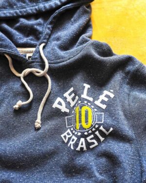 Pelé Instagram - Eu era apenas uma criança em 1958, mas me lembro como se fosse ontem. Sempre foi minha maior honra representar o Brasil, mas fazer isso na maior competição do planeta, marcar gols importantes e eventualmente levantar o troféu… foi um sonho realizado!

Minha coleção oficial do @rootsoffight acaba de adicionar este novo moletom azul, inspirado nas camisas azuis que usamos na final de 1958!

Confira em rootsoffight.com e use o código BLACKFRIDAY10 para 10% de desconto extra em tudo.

#RootsofFight #KnowYourRoots
.
I was only a kid back in 1958 but I remember it like it was yesterday. It’s always been my greatest honour to represent Brasil but to do it so in the biggest competition on the planet, score important goals and eventually lift the trophy… it was a dream come true!

My official @rootsoffight collection has just added this new blue sweatsuit, inspired by the blue jerseys we wore in the 1958 final!

Check it out at rootsoffight.com and use code BLACKFRIDAY10 for an extra 10% off everything.

#RootsofFight #KnowYourRoots
