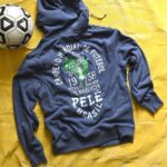 Pelé Instagram - Eu era apenas uma criança em 1958, mas me lembro como se fosse ontem. Sempre foi minha maior honra representar o Brasil, mas fazer isso na maior competição do planeta, marcar gols importantes e eventualmente levantar o troféu… foi um sonho realizado! Minha coleção oficial do @rootsoffight acaba de adicionar este novo moletom azul, inspirado nas camisas azuis que usamos na final de 1958! Confira em rootsoffight.com e use o código BLACKFRIDAY10 para 10% de desconto extra em tudo. #RootsofFight #KnowYourRoots . I was only a kid back in 1958 but I remember it like it was yesterday. It’s always been my greatest honour to represent Brasil but to do it so in the biggest competition on the planet, score important goals and eventually lift the trophy… it was a dream come true! My official @rootsoffight collection has just added this new blue sweatsuit, inspired by the blue jerseys we wore in the 1958 final! Check it out at rootsoffight.com and use code BLACKFRIDAY10 for an extra 10% off everything. #RootsofFight #KnowYourRoots