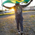 Pelé Instagram - Eu era apenas uma criança em 1958, mas me lembro como se fosse ontem. Sempre foi minha maior honra representar o Brasil, mas fazer isso na maior competição do planeta, marcar gols importantes e eventualmente levantar o troféu… foi um sonho realizado! Minha coleção oficial do @rootsoffight acaba de adicionar este novo moletom azul, inspirado nas camisas azuis que usamos na final de 1958! Confira em rootsoffight.com e use o código BLACKFRIDAY10 para 10% de desconto extra em tudo. #RootsofFight #KnowYourRoots . I was only a kid back in 1958 but I remember it like it was yesterday. It’s always been my greatest honour to represent Brasil but to do it so in the biggest competition on the planet, score important goals and eventually lift the trophy… it was a dream come true! My official @rootsoffight collection has just added this new blue sweatsuit, inspired by the blue jerseys we wore in the 1958 final! Check it out at rootsoffight.com and use code BLACKFRIDAY10 for an extra 10% off everything. #RootsofFight #KnowYourRoots