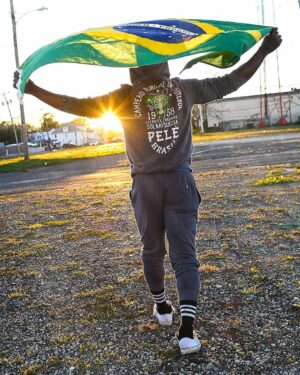 Pelé Instagram - Eu era apenas uma criança em 1958, mas me lembro como se fosse ontem. Sempre foi minha maior honra representar o Brasil, mas fazer isso na maior competição do planeta, marcar gols importantes e eventualmente levantar o troféu… foi um sonho realizado!

Minha coleção oficial do @rootsoffight acaba de adicionar este novo moletom azul, inspirado nas camisas azuis que usamos na final de 1958!

Confira em rootsoffight.com e use o código BLACKFRIDAY10 para 10% de desconto extra em tudo.

#RootsofFight #KnowYourRoots
.
I was only a kid back in 1958 but I remember it like it was yesterday. It’s always been my greatest honour to represent Brasil but to do it so in the biggest competition on the planet, score important goals and eventually lift the trophy… it was a dream come true!

My official @rootsoffight collection has just added this new blue sweatsuit, inspired by the blue jerseys we wore in the 1958 final!

Check it out at rootsoffight.com and use code BLACKFRIDAY10 for an extra 10% off everything.

#RootsofFight #KnowYourRoots