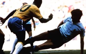 Pelé Instagram - Hoje começamos a escrever uma nova história. Não importa o tamanho e a tradição dos adversários: nós devemos respeitar e jogar cada partida com o foco de uma final. É importante jogar bonito sim, mas também é indispensável deixar tudo de si dentro do gramado. Hoje,  seremos mais de 200 milhões de corações batendo como um só, vibrando a cada conquista da nossa Seleção. Envio essas fotos para inspirar vocês, garotos. De propósito, não escolhi as fotos de dribles, mas sim as de batalhas. Estou enviando todas energias positivas para vocês. Tenho certeza que teremos um final feliz. Que Deus os abençoe. Tragam este troféu para casa!

.

Today we start writing a new story. No matter the size and tradition of the opponents: we must respect and play each match with the focus of a final. It is important to play beautifully, yes, but it is also essential to leave everything on the pitch. Today, we will be more than 200 million hearts beating as one, vibrating with each achievement of our Seleção. I send these pictures to inspire you guys. On purpose, I didn't choose the photos of dribbles, but those of battles. I am sending all positive energies to you. I'm sure we'll have a happy ending. God bless you. Bring this trophy home!
