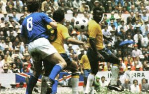 Pelé Instagram - Hoje começamos a escrever uma nova história. Não importa o tamanho e a tradição dos adversários: nós devemos respeitar e jogar cada partida com o foco de uma final. É importante jogar bonito sim, mas também é indispensável deixar tudo de si dentro do gramado. Hoje,  seremos mais de 200 milhões de corações batendo como um só, vibrando a cada conquista da nossa Seleção. Envio essas fotos para inspirar vocês, garotos. De propósito, não escolhi as fotos de dribles, mas sim as de batalhas. Estou enviando todas energias positivas para vocês. Tenho certeza que teremos um final feliz. Que Deus os abençoe. Tragam este troféu para casa!

.

Today we start writing a new story. No matter the size and tradition of the opponents: we must respect and play each match with the focus of a final. It is important to play beautifully, yes, but it is also essential to leave everything on the pitch. Today, we will be more than 200 million hearts beating as one, vibrating with each achievement of our Seleção. I send these pictures to inspire you guys. On purpose, I didn't choose the photos of dribbles, but those of battles. I am sending all positive energies to you. I'm sure we'll have a happy ending. God bless you. Bring this trophy home!