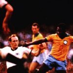 Pelé Instagram - Hoje começamos a escrever uma nova história. Não importa o tamanho e a tradição dos adversários: nós devemos respeitar e jogar cada partida com o foco de uma final. É importante jogar bonito sim, mas também é indispensável deixar tudo de si dentro do gramado. Hoje, seremos mais de 200 milhões de corações batendo como um só, vibrando a cada conquista da nossa Seleção. Envio essas fotos para inspirar vocês, garotos. De propósito, não escolhi as fotos de dribles, mas sim as de batalhas. Estou enviando todas energias positivas para vocês. Tenho certeza que teremos um final feliz. Que Deus os abençoe. Tragam este troféu para casa! . Today we start writing a new story. No matter the size and tradition of the opponents: we must respect and play each match with the focus of a final. It is important to play beautifully, yes, but it is also essential to leave everything on the pitch. Today, we will be more than 200 million hearts beating as one, vibrating with each achievement of our Seleção. I send these pictures to inspire you guys. On purpose, I didn't choose the photos of dribbles, but those of battles. I am sending all positive energies to you. I'm sure we'll have a happy ending. God bless you. Bring this trophy home!