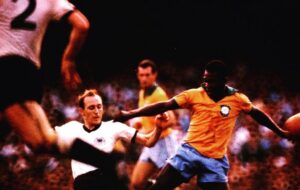 Pelé Instagram - Hoje começamos a escrever uma nova história. Não importa o tamanho e a tradição dos adversários: nós devemos respeitar e jogar cada partida com o foco de uma final. É importante jogar bonito sim, mas também é indispensável deixar tudo de si dentro do gramado. Hoje,  seremos mais de 200 milhões de corações batendo como um só, vibrando a cada conquista da nossa Seleção. Envio essas fotos para inspirar vocês, garotos. De propósito, não escolhi as fotos de dribles, mas sim as de batalhas. Estou enviando todas energias positivas para vocês. Tenho certeza que teremos um final feliz. Que Deus os abençoe. Tragam este troféu para casa!

.

Today we start writing a new story. No matter the size and tradition of the opponents: we must respect and play each match with the focus of a final. It is important to play beautifully, yes, but it is also essential to leave everything on the pitch. Today, we will be more than 200 million hearts beating as one, vibrating with each achievement of our Seleção. I send these pictures to inspire you guys. On purpose, I didn't choose the photos of dribbles, but those of battles. I am sending all positive energies to you. I'm sure we'll have a happy ending. God bless you. Bring this trophy home!