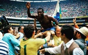 Pelé Instagram - Hoje começamos a escrever uma nova história. Não importa o tamanho e a tradição dos adversários: nós devemos respeitar e jogar cada partida com o foco de uma final. É importante jogar bonito sim, mas também é indispensável deixar tudo de si dentro do gramado. Hoje,  seremos mais de 200 milhões de corações batendo como um só, vibrando a cada conquista da nossa Seleção. Envio essas fotos para inspirar vocês, garotos. De propósito, não escolhi as fotos de dribles, mas sim as de batalhas. Estou enviando todas energias positivas para vocês. Tenho certeza que teremos um final feliz. Que Deus os abençoe. Tragam este troféu para casa!

.

Today we start writing a new story. No matter the size and tradition of the opponents: we must respect and play each match with the focus of a final. It is important to play beautifully, yes, but it is also essential to leave everything on the pitch. Today, we will be more than 200 million hearts beating as one, vibrating with each achievement of our Seleção. I send these pictures to inspire you guys. On purpose, I didn't choose the photos of dribbles, but those of battles. I am sending all positive energies to you. I'm sure we'll have a happy ending. God bless you. Bring this trophy home!