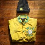 Pelé Instagram - Ontem o maior e melhor evento do mundo começou e estou animado para ver como toda a emoção se desenrola no próximo mês. Hoje também é outro dia emocionante, pois finalmente posso compartilhar meu novo @rootsoffight Stadium Jacket! Esta jaqueta de estádio premium foi inspirada no sucesso inesquecível daquele time do Brasil de 1970. Que honra foi jogar com esses ícones. Estas peças são edição limitada, então vá rápido para garantir a sua. Além disso, peça agora e você ganha um gorro Pelé grátis. É hora de comemorar! Quem você acha que será o campeão mundial deste ano? #RootsofFight #KnowYourRoots . Yesterday, the biggest and best event in the world began and I am excited to see how all the drama and excitement unfolds over the next month. Today marks another exciting day as I finally get to share my new @rootsoffight Stadium Jacket bundle! This premium stadium jacket was inspired by the unforgettable success of that 1970 Brasil team. What an honour it was to play with those icons. These are Ltd Edition so move fast to secure yours. Plus order now and you get a free Pelé beanie. It’s time to celebrate! Who do you think will be this years World Champions? #RootsofFight #KnowYourRoots