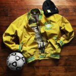 Pelé Instagram - Ontem o maior e melhor evento do mundo começou e estou animado para ver como toda a emoção se desenrola no próximo mês. Hoje também é outro dia emocionante, pois finalmente posso compartilhar meu novo @rootsoffight Stadium Jacket! Esta jaqueta de estádio premium foi inspirada no sucesso inesquecível daquele time do Brasil de 1970. Que honra foi jogar com esses ícones. Estas peças são edição limitada, então vá rápido para garantir a sua. Além disso, peça agora e você ganha um gorro Pelé grátis. É hora de comemorar! Quem você acha que será o campeão mundial deste ano? #RootsofFight #KnowYourRoots . Yesterday, the biggest and best event in the world began and I am excited to see how all the drama and excitement unfolds over the next month. Today marks another exciting day as I finally get to share my new @rootsoffight Stadium Jacket bundle! This premium stadium jacket was inspired by the unforgettable success of that 1970 Brasil team. What an honour it was to play with those icons. These are Ltd Edition so move fast to secure yours. Plus order now and you get a free Pelé beanie. It’s time to celebrate! Who do you think will be this years World Champions? #RootsofFight #KnowYourRoots