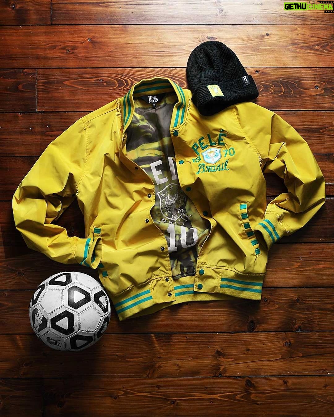 Pelé Instagram - Ontem o maior e melhor evento do mundo começou e estou animado para ver como toda a emoção se desenrola no próximo mês. Hoje também é outro dia emocionante, pois finalmente posso compartilhar meu novo @rootsoffight Stadium Jacket! Esta jaqueta de estádio premium foi inspirada no sucesso inesquecível daquele time do Brasil de 1970. Que honra foi jogar com esses ícones. Estas peças são edição limitada, então vá rápido para garantir a sua. Além disso, peça agora e você ganha um gorro Pelé grátis. É hora de comemorar! Quem você acha que será o campeão mundial deste ano? #RootsofFight #KnowYourRoots . Yesterday, the biggest and best event in the world began and I am excited to see how all the drama and excitement unfolds over the next month. Today marks another exciting day as I finally get to share my new @rootsoffight Stadium Jacket bundle! This premium stadium jacket was inspired by the unforgettable success of that 1970 Brasil team. What an honour it was to play with those icons. These are Ltd Edition so move fast to secure yours. Plus order now and you get a free Pelé beanie. It’s time to celebrate! Who do you think will be this years World Champions? #RootsofFight #KnowYourRoots