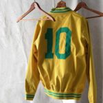 Pelé Instagram - Ontem o maior e melhor evento do mundo começou e estou animado para ver como toda a emoção se desenrola no próximo mês. Hoje também é outro dia emocionante, pois finalmente posso compartilhar meu novo @rootsoffight Stadium Jacket! Esta jaqueta de estádio premium foi inspirada no sucesso inesquecível daquele time do Brasil de 1970. Que honra foi jogar com esses ícones. Estas peças são edição limitada, então vá rápido para garantir a sua. Além disso, peça agora e você ganha um gorro Pelé grátis. É hora de comemorar! Quem você acha que será o campeão mundial deste ano? #RootsofFight #KnowYourRoots . Yesterday, the biggest and best event in the world began and I am excited to see how all the drama and excitement unfolds over the next month. Today marks another exciting day as I finally get to share my new @rootsoffight Stadium Jacket bundle! This premium stadium jacket was inspired by the unforgettable success of that 1970 Brasil team. What an honour it was to play with those icons. These are Ltd Edition so move fast to secure yours. Plus order now and you get a free Pelé beanie. It’s time to celebrate! Who do you think will be this years World Champions? #RootsofFight #KnowYourRoots