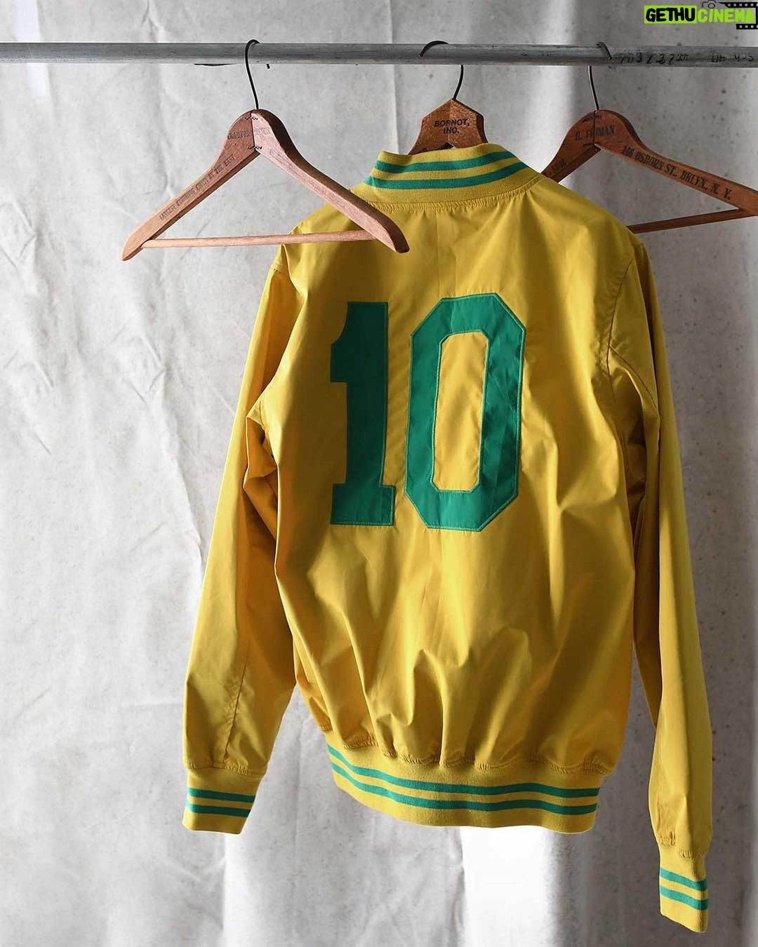 Pelé Instagram - Ontem o maior e melhor evento do mundo começou e estou animado para ver como toda a emoção se desenrola no próximo mês. Hoje também é outro dia emocionante, pois finalmente posso compartilhar meu novo @rootsoffight Stadium Jacket! Esta jaqueta de estádio premium foi inspirada no sucesso inesquecível daquele time do Brasil de 1970. Que honra foi jogar com esses ícones. Estas peças são edição limitada, então vá rápido para garantir a sua. Além disso, peça agora e você ganha um gorro Pelé grátis. É hora de comemorar! Quem você acha que será o campeão mundial deste ano? #RootsofFight #KnowYourRoots . Yesterday, the biggest and best event in the world began and I am excited to see how all the drama and excitement unfolds over the next month. Today marks another exciting day as I finally get to share my new @rootsoffight Stadium Jacket bundle! This premium stadium jacket was inspired by the unforgettable success of that 1970 Brasil team. What an honour it was to play with those icons. These are Ltd Edition so move fast to secure yours. Plus order now and you get a free Pelé beanie. It’s time to celebrate! Who do you think will be this years World Champions? #RootsofFight #KnowYourRoots