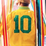 Pelé Instagram - Ontem o maior e melhor evento do mundo começou e estou animado para ver como toda a emoção se desenrola no próximo mês. Hoje também é outro dia emocionante, pois finalmente posso compartilhar meu novo @rootsoffight Stadium Jacket! Esta jaqueta de estádio premium foi inspirada no sucesso inesquecível daquele time do Brasil de 1970. Que honra foi jogar com esses ícones. Estas peças são edição limitada, então vá rápido para garantir a sua. Além disso, peça agora e você ganha um gorro Pelé grátis. É hora de comemorar! Quem você acha que será o campeão mundial deste ano? #RootsofFight #KnowYourRoots . Yesterday, the biggest and best event in the world began and I am excited to see how all the drama and excitement unfolds over the next month. Today marks another exciting day as I finally get to share my new @rootsoffight Stadium Jacket bundle! This premium stadium jacket was inspired by the unforgettable success of that 1970 Brasil team. What an honour it was to play with those icons. These are Ltd Edition so move fast to secure yours. Plus order now and you get a free Pelé beanie. It’s time to celebrate! Who do you think will be this years World Champions? #RootsofFight #KnowYourRoots